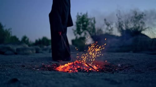 Die
Hexe führt nachts Rituale durch. Hexenzauber vor dem traditionellen Lagerfeuer
