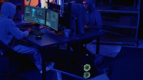 Hacker codificando malware em uma sala escura