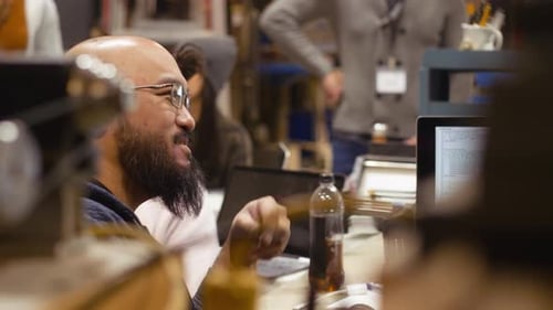 Lächelnder Computerprogrammierer spricht und lacht beim Hackathon 10 Sekunden oder länger