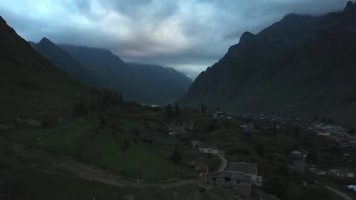Abend mit Drohnenaufnahmen aus der Luft im Bergdorf im Kaukasus