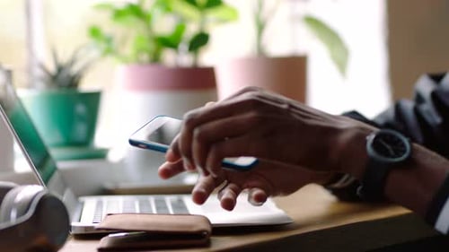 Laptop, Smartphone und Start-up-Geschäftsmann tippen per Tastatur und Internetsuche