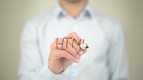 HTML, Mann schreibt auf transparentem Bildschirm