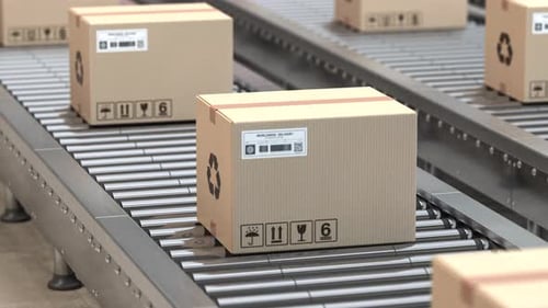 Kartons auf einem Förderband. Auslieferungslager, E-Commerce, Lagerung, Lieferung, Logistik