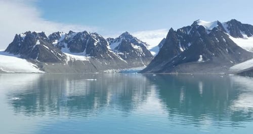Spitsbergen Fiord snowy mountains