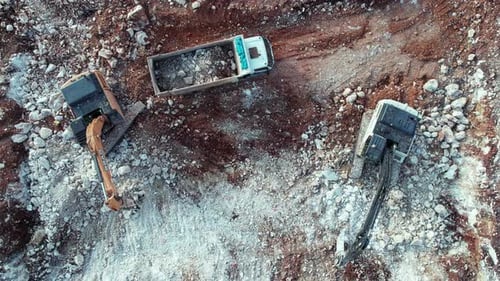 Luftaufnahme von Baggern beim Beladen eines Muldenkippers im Steinbruch