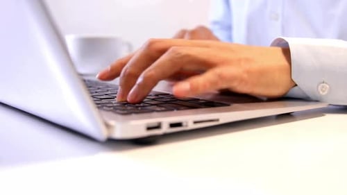 Trabalhando no laptop