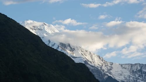 Nepals Zeitraffer der Berglandschaft, Zeitraffer von Wolken, die sich über schneebedeckten verschneiten Wintermou bewegen