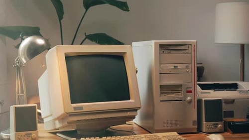 Retro-PC, Computerspiel-Desktop, Vintage-Stil, mit Ladecode, Konsole, Programmierer, der Skripte erstellt, Grün