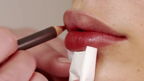 aplicar lápiz labial rojo en hermosos labios