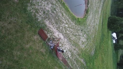Plan vertical d'un cavalier en train de faire des acrobaties acrobatiques et de sauter sur une rampe - Entraînement FMX. - vue aérienne