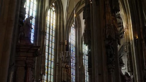 4K-Sonnenstrahlen strahlen durch Buntglasfenster einer gotischen Kathedrale mit Parallax-Kamerabewegung