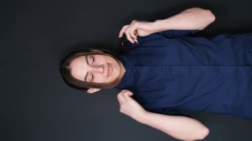 Médico generalista profesional que sonríe positivamente posando con bata de médico azul con endoscopio