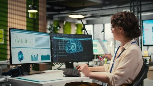 Empleada que utiliza el aprendizaje automático de inteligencia artificial para el reconocimiento de la eficiencia