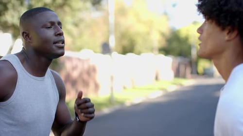 Joggen im Freien, zwei gemischtrassige männliche Freunde unterhalten sich beim Training, Copyspace