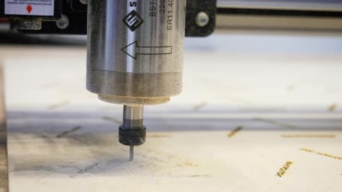 Akribische ArbeitsmedienEine CNC-Maschine mit speziellen Stangensägen sägt nach Sketch sehr schnell und