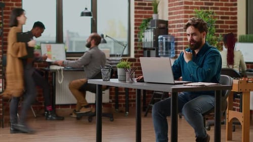 Chef de projet utilisant un ordinateur portable pour travailler sur un rapport commercial