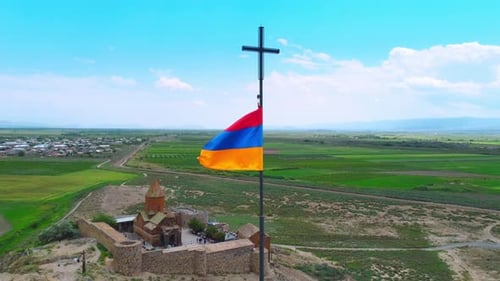 Vue rapprochée par drone du drapeau arménien sur fond de Khor Virap en Arménie