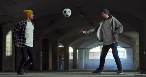 Imagens de ação de dois atletas profissionais de futebol realizando truques de futebol de estilo livre com uma bola