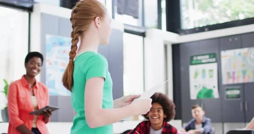 Professeure diversifiée et écolières heureuses à leur pupitre récitant en classe