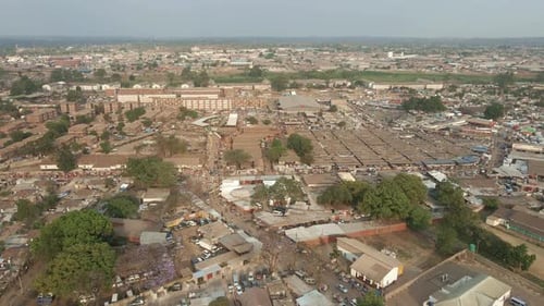 Imágenes aéreas de un piso abarrotado y concurrido de Mbare Musika y Matapi, en Harare, Zimbabue. Zumbido es un