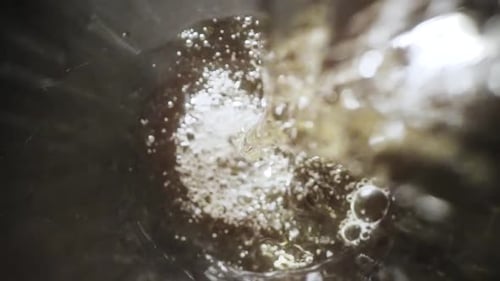 Vinho espumante é derramado no copo