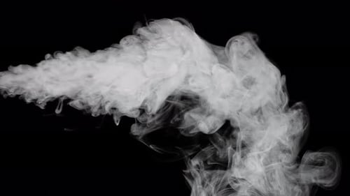 Vapeur d'eau. Jet blanc de vapeur sous pression sur fond noir