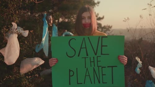 Une militante proteste contre l'environnement Une femme soucieuse de l'environnement manifeste pour une conservation urgente
