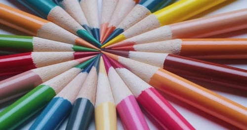 Los lápices de colores giran en círculo