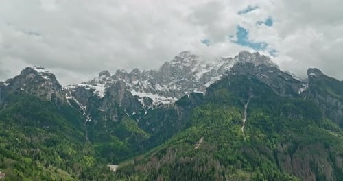 Luftaufnahme der Frühlings-Dolomitenalpen in Italien Spektakulärer schneebedeckter Berg
