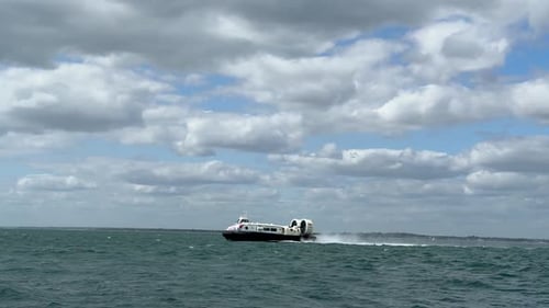 Hovercraft überquert den Solent