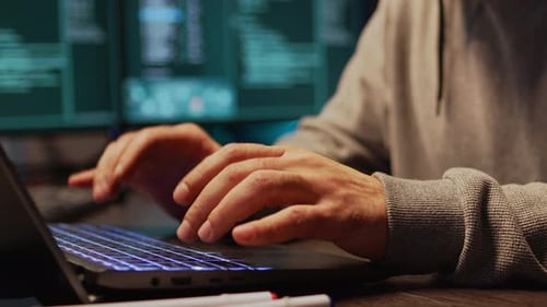 Programador de TI hackeando servidor de segurança no computador