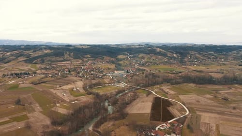 Herbstlandschaft des Dorfes und des Ackerlandes, Drohne 4K farbig
