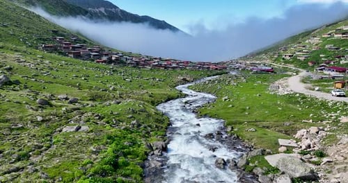 Fluss, der zum Plateau fließt