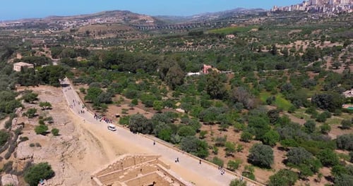 Un retroceso aéreo revela el antiguo templo griego de la Concordia en el Valle de los Templos, Agrigento, Italia