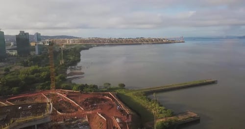 Panorámica aérea alrededor de la obra en construcción en Pontal Porto Alegre al amanecer