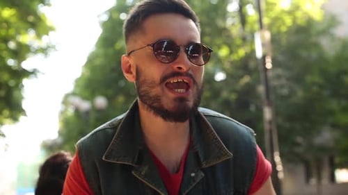 Jovem casal andando de bicicleta juntos no parque Namorado romântico andando de bicicleta com namorada feliz