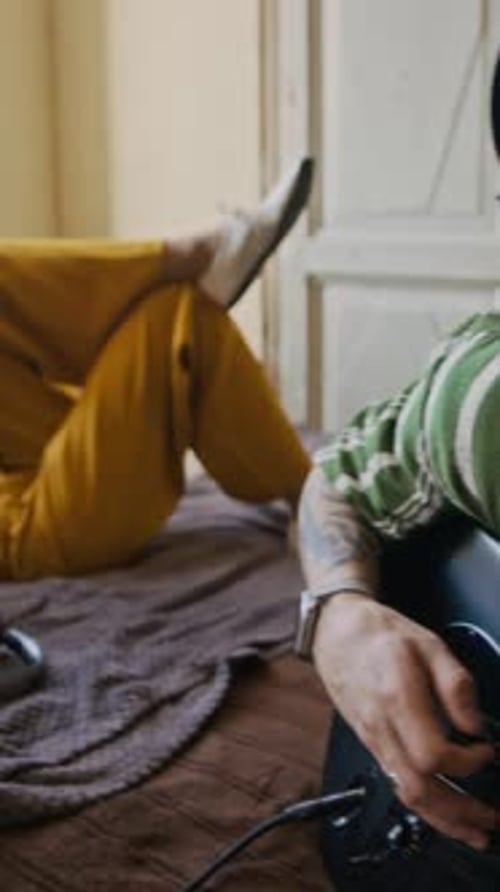 Des colocataires diversifiés se reposent et travaillent en freelance dans un appartement partagé
