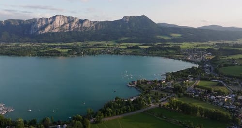 Eine Stadt am See mit Panoramablick auf die Alpen