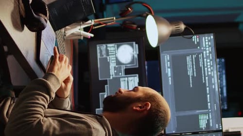 Vertikaler Video-IT-Programmierer, der Vitamine und Pillen in einer Box einnimmt