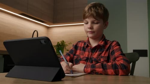 Junger Student, der sich am Online-Lernen beteiligt