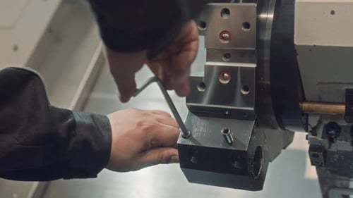 Unerkennbare mechanische Anzugsschrauben an Metallgeräten mit Sechskantschlüssel