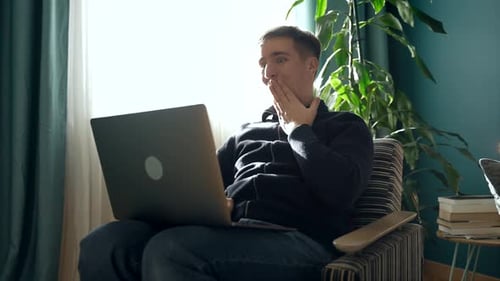 El hombre ríe reflexiona sobre comentarios feos