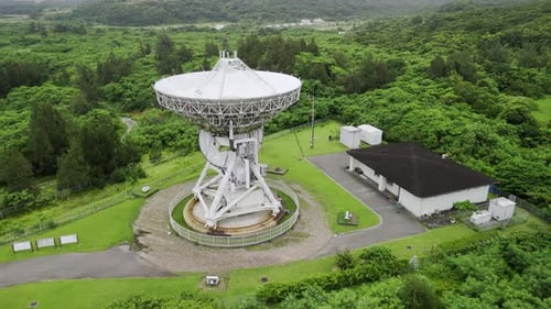 Vue aérienne du radiotélescope dans la forêt