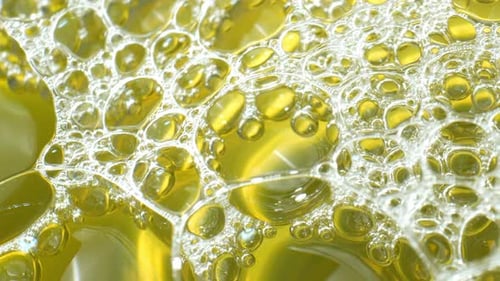 Un objectif macro révèle le monde complexe de l'urine jaune. Séquences d'archives.