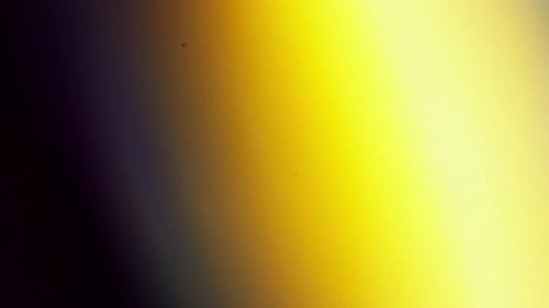 Une traînée jaune vif passe à l'obscurité