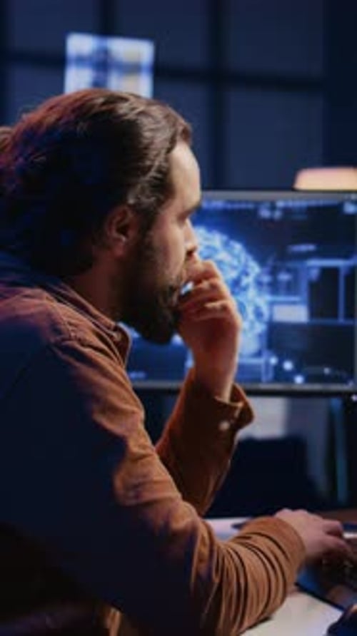 Programmierer nutzt Computer zur Aktualisierung neuronaler KI-Netzwerke beim Kaffeetrinken