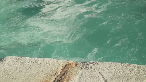 türkisfarbenes Meer, Nahaufnahme und abstrakte künstlerische Aufnahme mit konkreter Textur