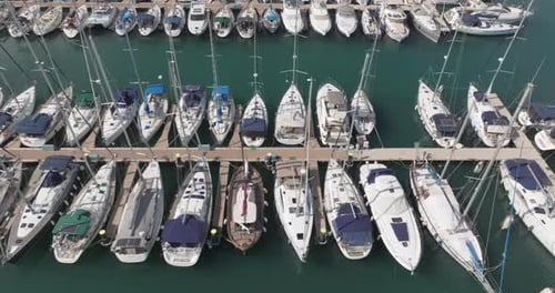 Luftbild parallel zum Wasser der Marina mit Jachten und Booten