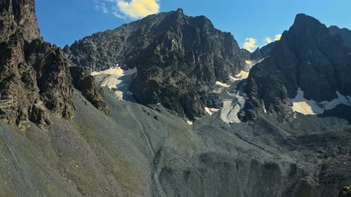 Montagnes et plateaux filmés par Drone