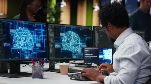 IT-Experte für Tech-Startup, der KI-Algorithmen im Hochhausbüro entwickelt